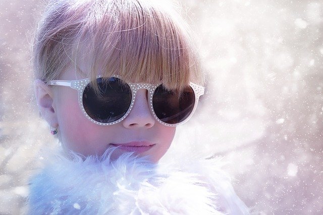 dítě se slunečnými brýlemi.jpg