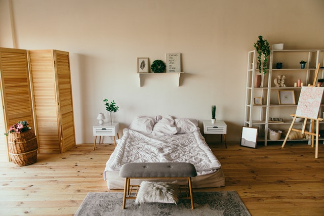 Izba s posteľou s bielym matracom.jpg
